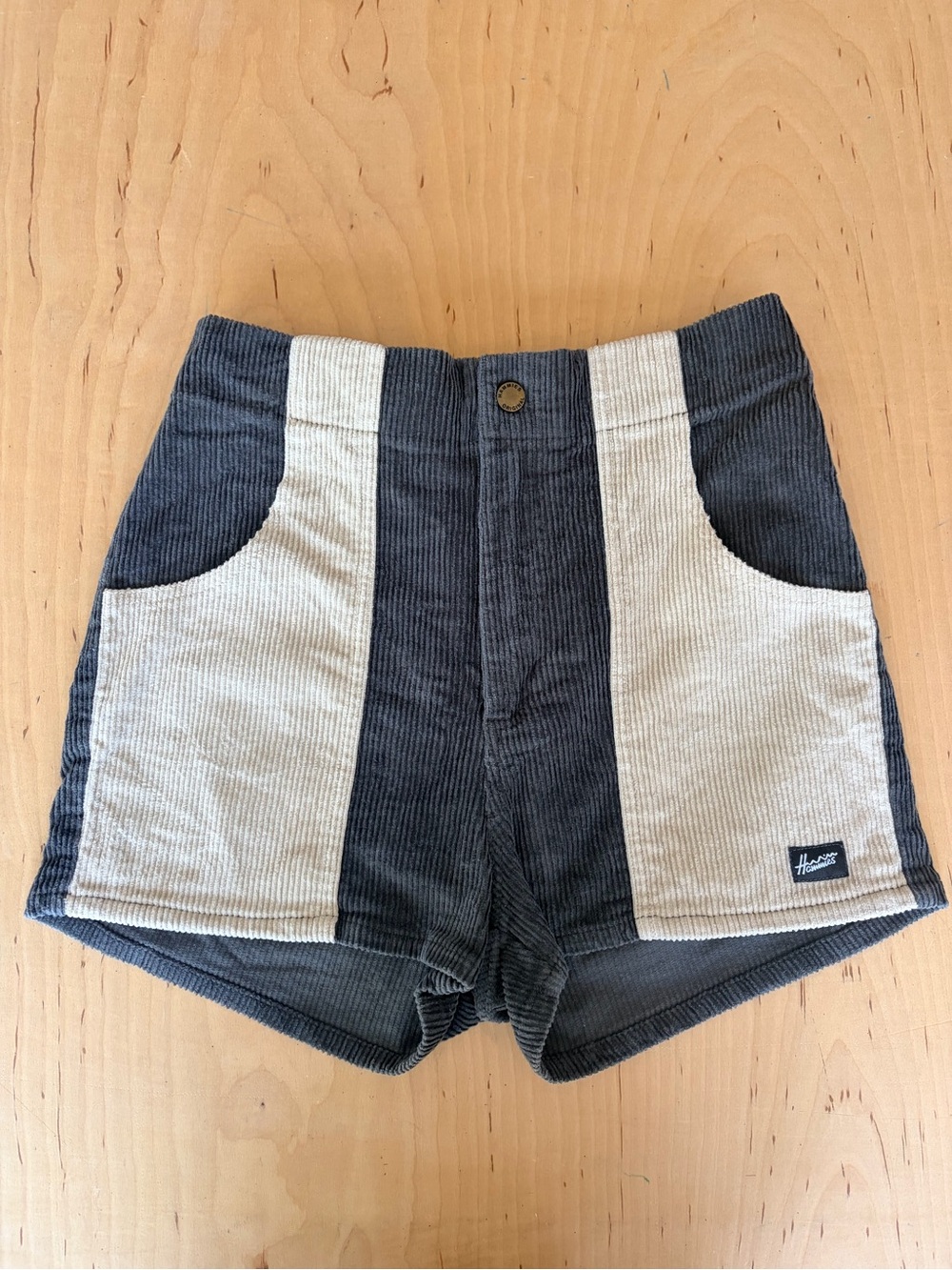 Hammie’s women’s shorts in grey/sand